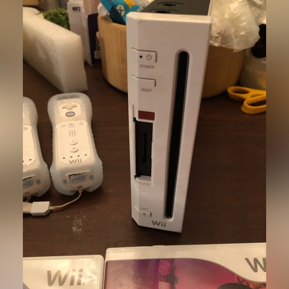 Nintendo Wii Console with White Controllers and Games - NO CORDS - UNTESTED - Picture 6 of 11
